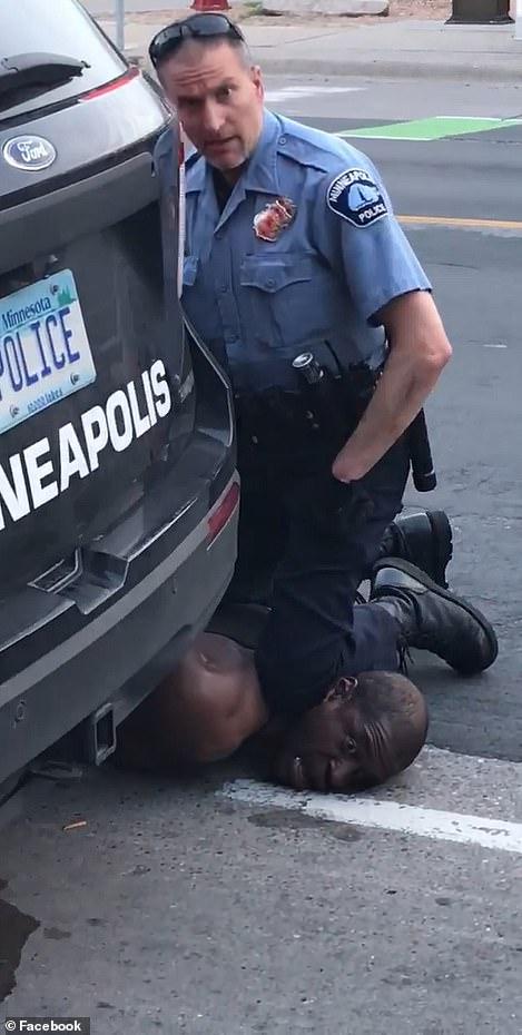 又一同！美国黑人被警员狠掐喉咙 路人阻止：他没法呼吸了