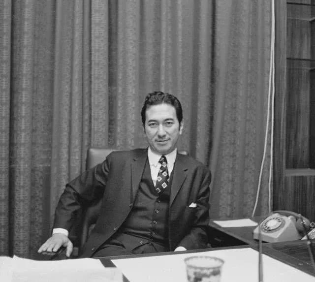 一代赌王何鸿�鋈ナ溃涸谌松�的赌局上，勤奋才成为赢家