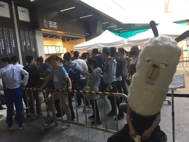 能对标“喜茶”的不是“丧茶”，而是内容营销的创意套路