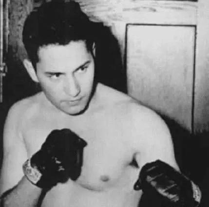 一代赌王何鸿�鋈ナ溃涸谌松�的赌局上，勤奋才成为赢家